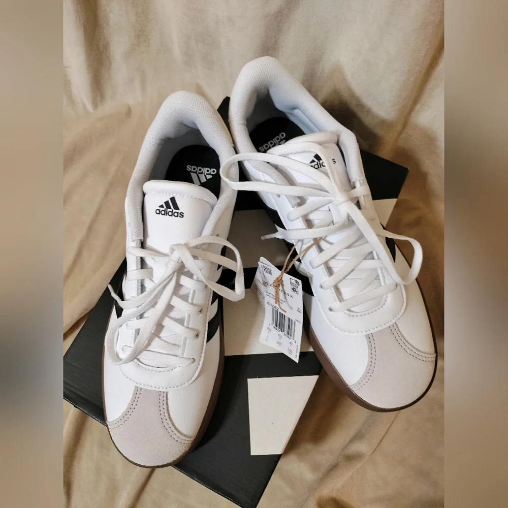 NIB! Adidas VL Court 3.0K. Size 7 Youth/ Women's Size 8.5